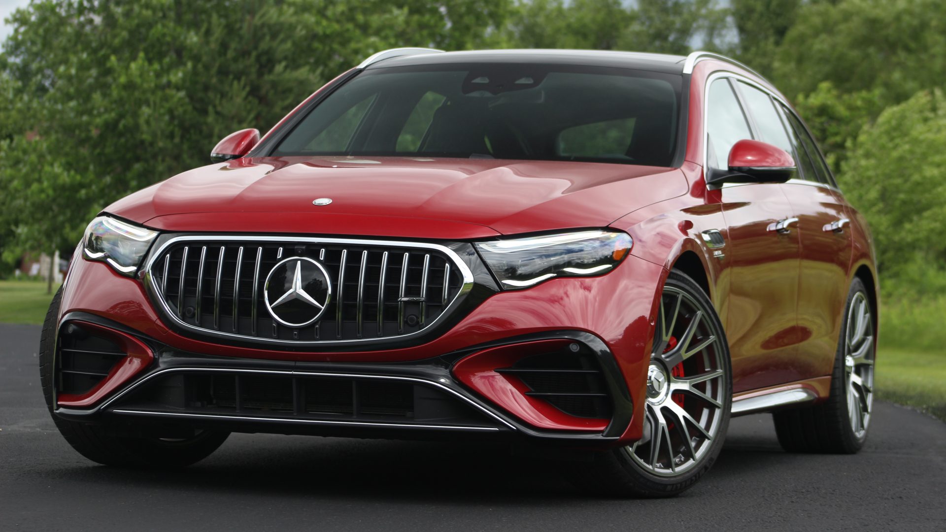 2026. gada Mercedes-AMG E53 Hybrid Wagon: sarežģīta simfonija starp miermīlību un mežonību