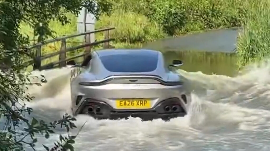 Aston Martin Vantage Dzinējs Pārbauda Ūdeni: Dārga Kļūda Applūdušā Ceļā