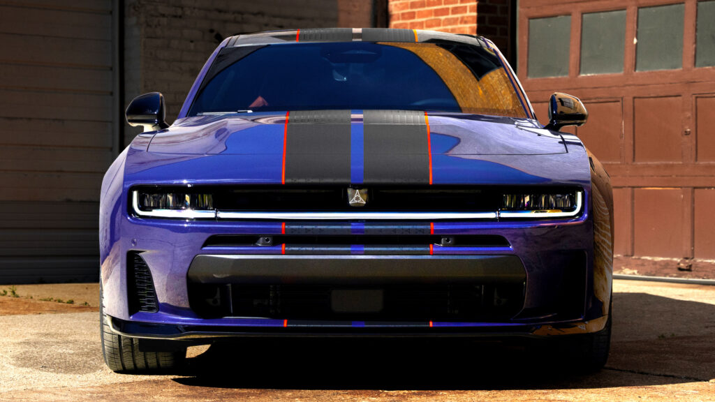 Dodge Charger 60 Gadu Jubileja: Ikoniskā Purpura Krāsa ‘Purple Haze’ Atgriežas