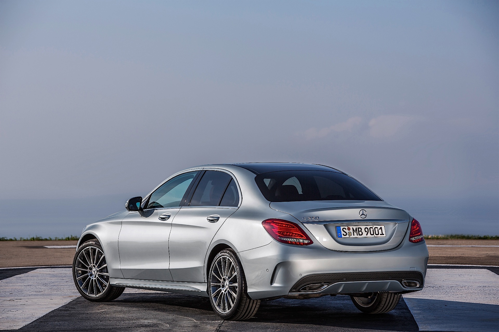 Mercedes-Benz C-klase (W205): Elegance, Inovācijas un Ikdienas Praktiskums
