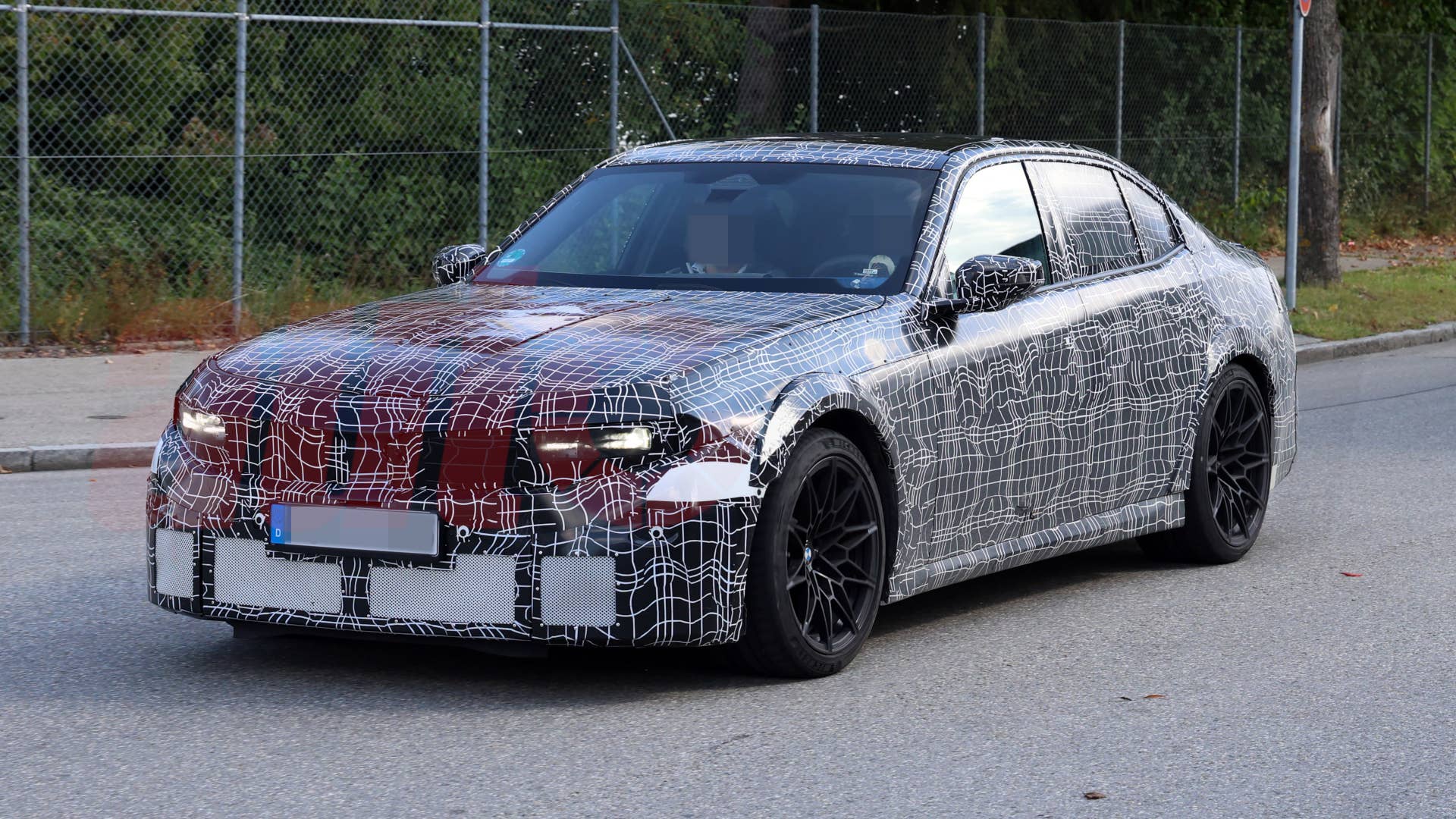 Nākamais BMW M3: Hibrīds Dzinējs, Agresīvs Dizains un Cerība uz Manuālo Kārbu 2028. gadā