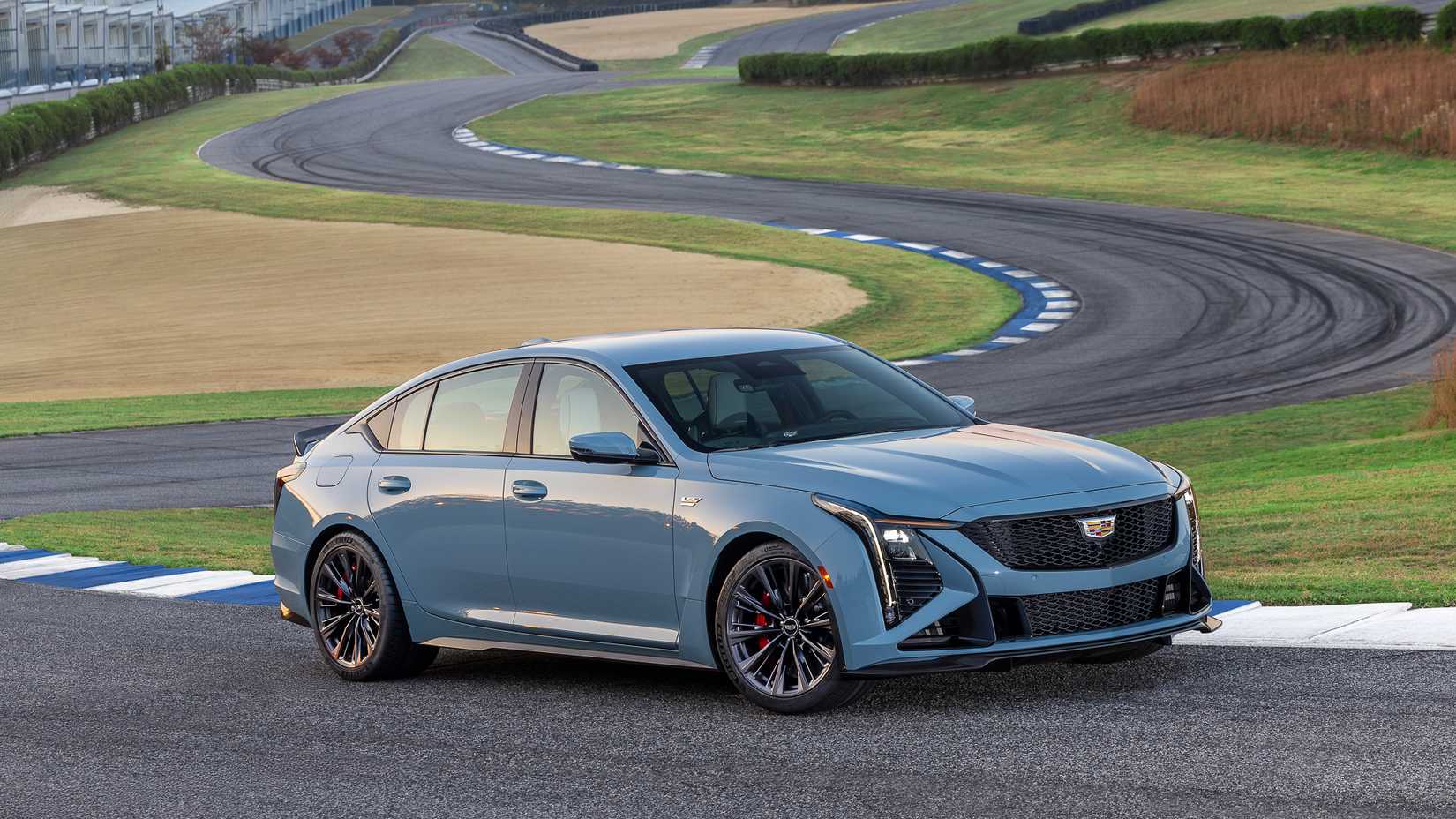 Nākamais Cadillac CT5-V Blackwing: V8 dzinēja triumfs luksusa sedanu pasaulē