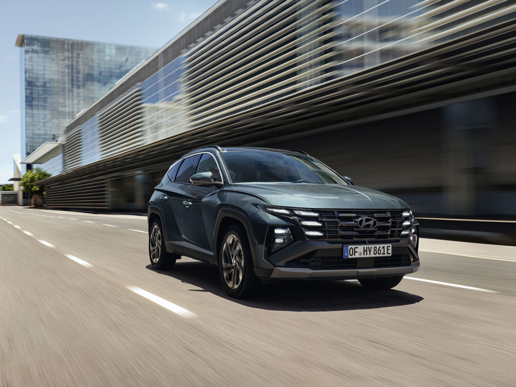 Pamanīts Testos: Jaunais Hyundai Tucson Solās Būt Radikāli Pārveidots ar Kantaināku Dizainu un Modernu Interjeru