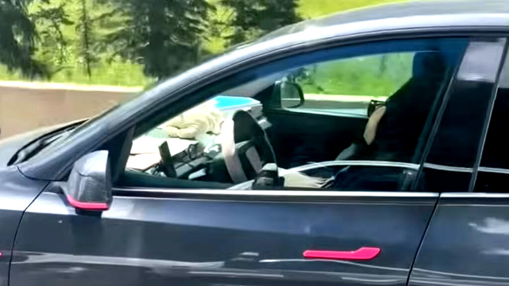 Šokējošs Incidents uz Transkanādas Šosejas: Tesla Vadītāja Aizmieg pie Stūres ar Bērniem, Apdraudot Dzīvības