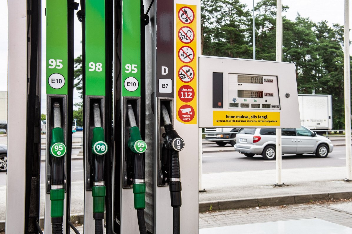 Degvielas uzpildes noslēpums: Ko patiesībā nozīmē mazā bultiņa pie bākas rādītāja?