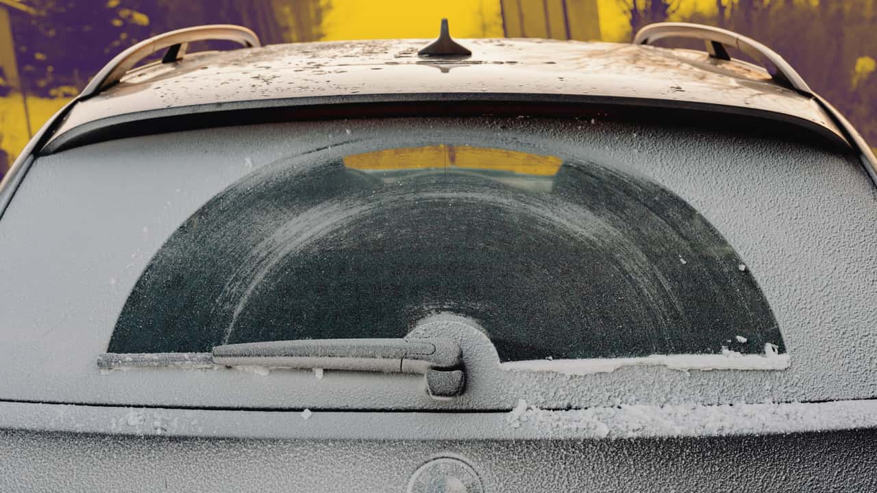 Kāpēc dažām automašīnām nav aizmugurējā logu tīrītāja? Aerodinamikas noslēpums