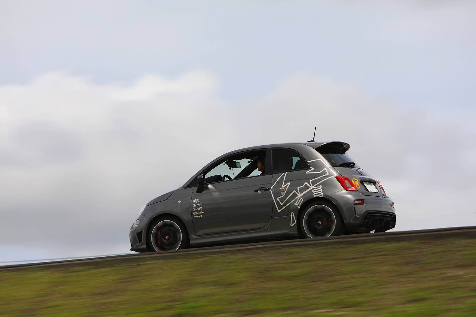 Abarth 595 Competizione: Mazais Niknais Skorpions ar Lielo Sirdi