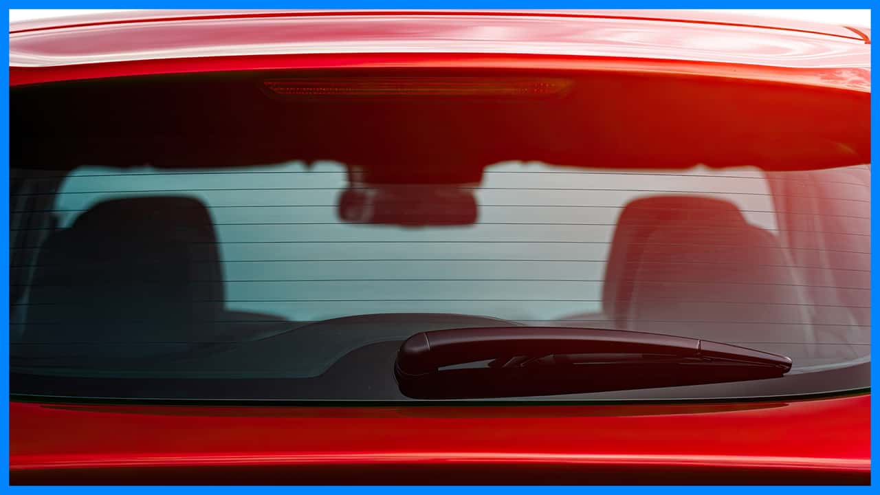 Automašīnas aizmugurējā loga noslēpums: Ko patiesībā dara tās horizontālās līnijas?