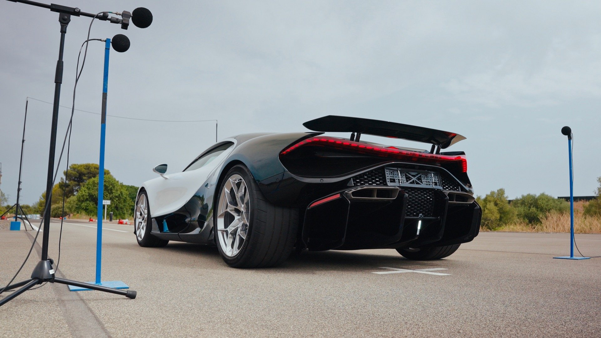 Bugatti Tourbillon V16 Dzinēja Skaņa: Inženierijas Meistarība un Dabas Spēks