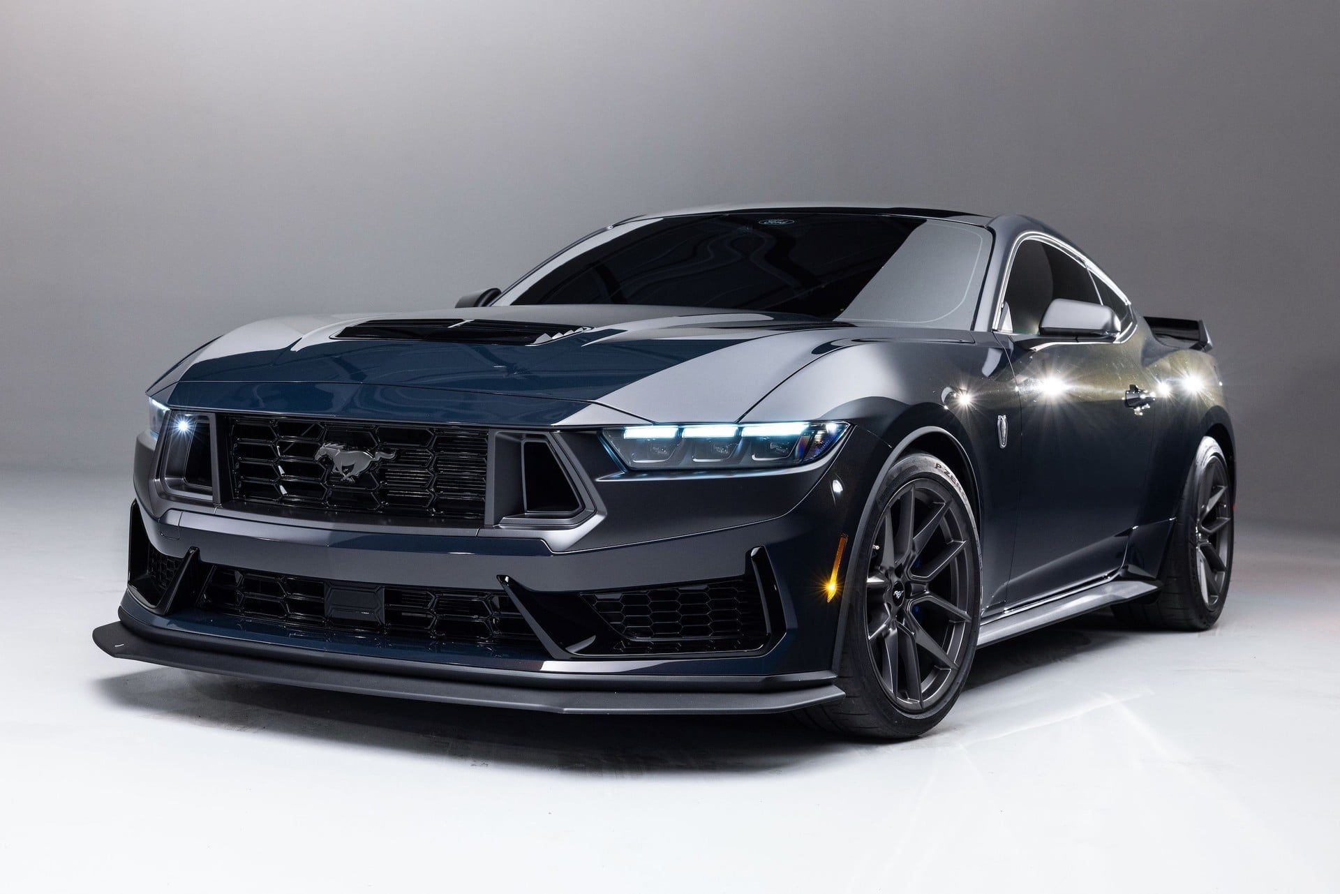 Ford Mustang Nosaukuma Mīkla: Vai Tas Cēlies no Savvaļas Zirga vai Leģendārā Iznīcinātāja?