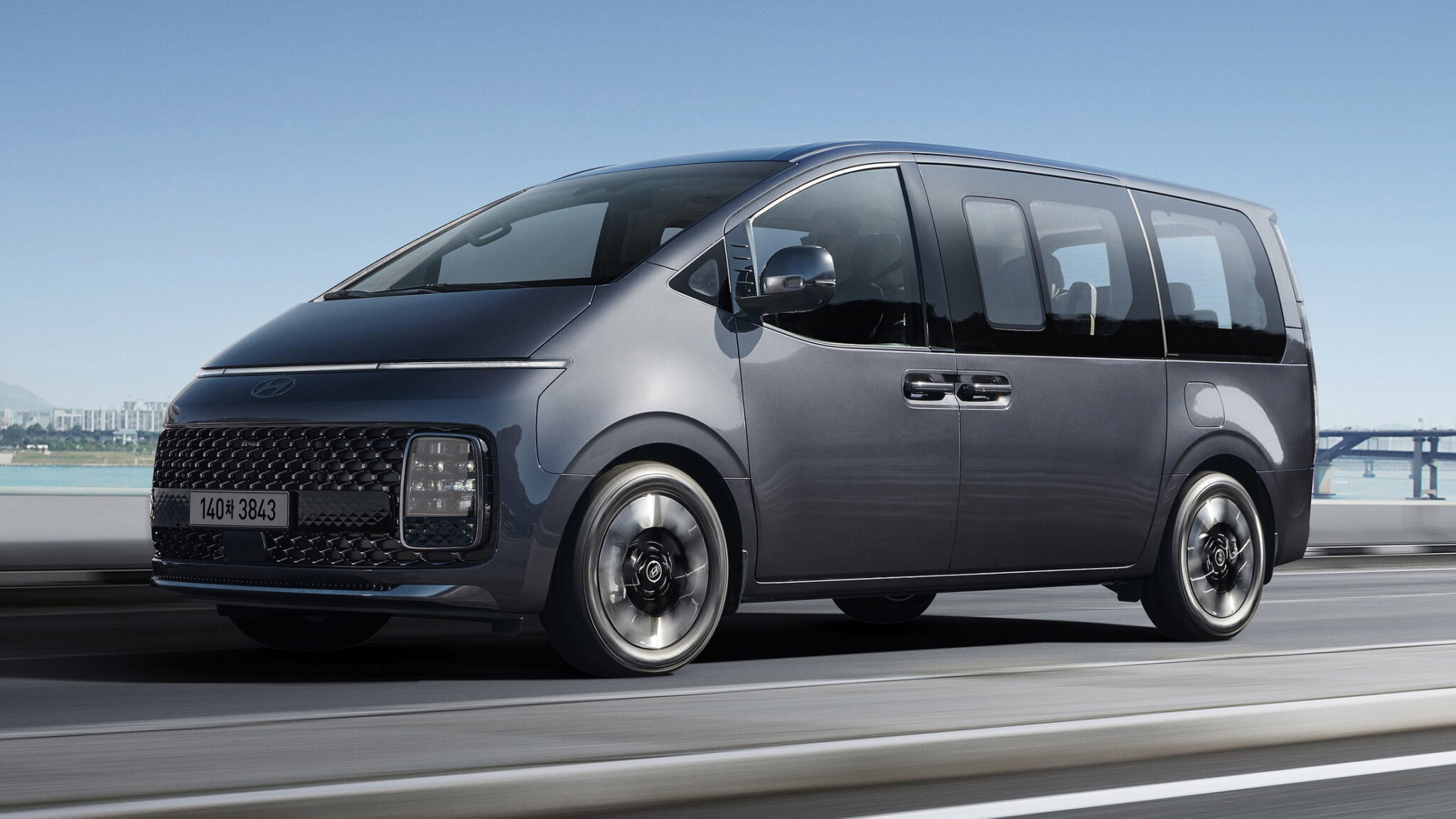 Hyundai Staria Electric Ienāk Eiropā: Plašs un Aprīkots Elektro-Minivens Izaicina VW ID. Buzz ar Konkurētspējīgu Cenu