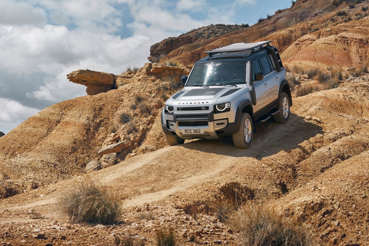 Land Rover ‘Mazais Defender’ Atgriežas ar Ikonisku Rezerves Riteni un Hibrīda Spēku