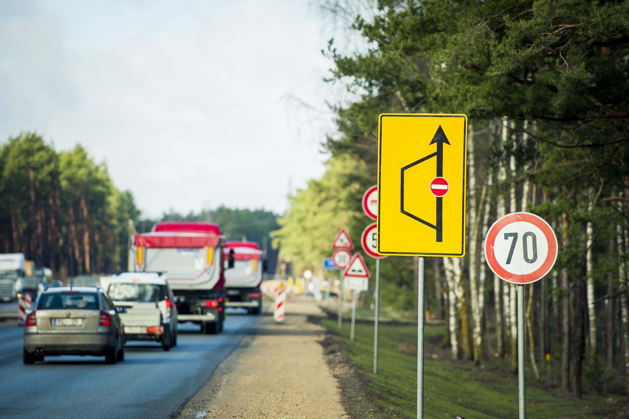 Mūsdienu auto noslēpums: Kā jūsu spēkrats nosaka ātruma ierobežojumus bez zīmju redzēšanas?