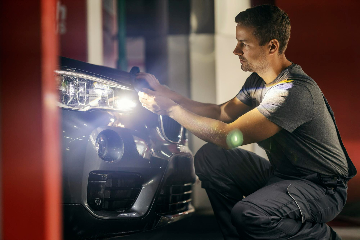 Priekšējie lukturi paliek ieslēgti: Mūsdienu auto viedā funkcija vai problēma?