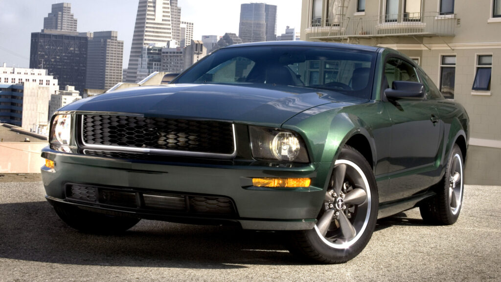 Pusaudzis ar Mustang, bēgot no policijas, ietriecas miljoniem vērtā lidmašīnā lidostas teritorijā