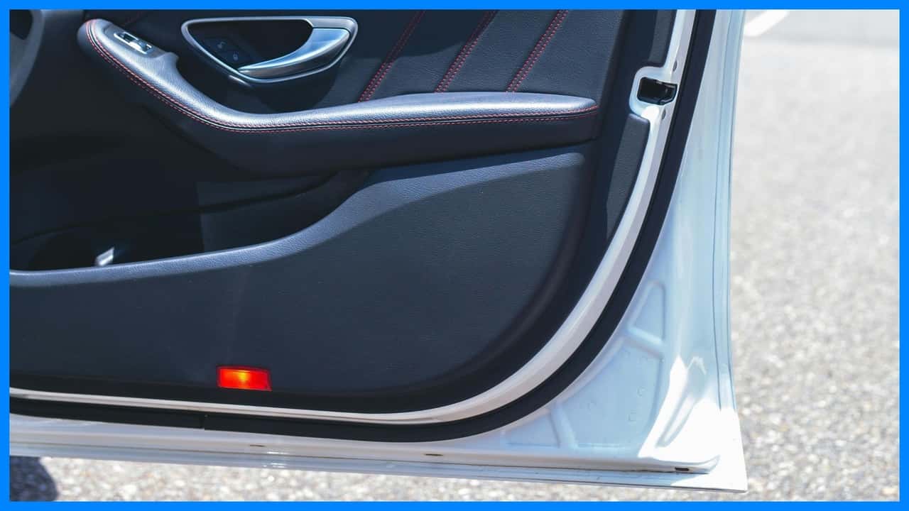 Auto durvju noslēpums: Kāpēc apakšā ir mazs caurums un kāpēc tas ir vitāli svarīgs?