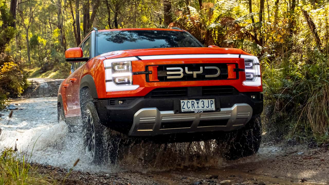 BYD dominē pasaulē, bet ASV to nevar nopirkt: Iemesli, kāpēc Ķīnas elektroauto gigants netiek Amerikas tirgū