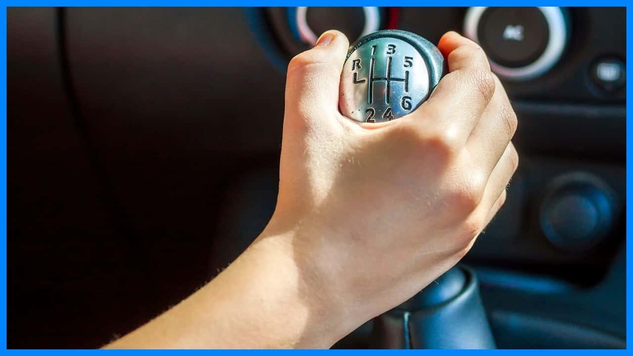Dzinēja Bremzēšana: Kā Jūsu Auto Var Palēnināties Bez Bremžu Pedāļa un Kāpēc Tas Ir Svarīgi