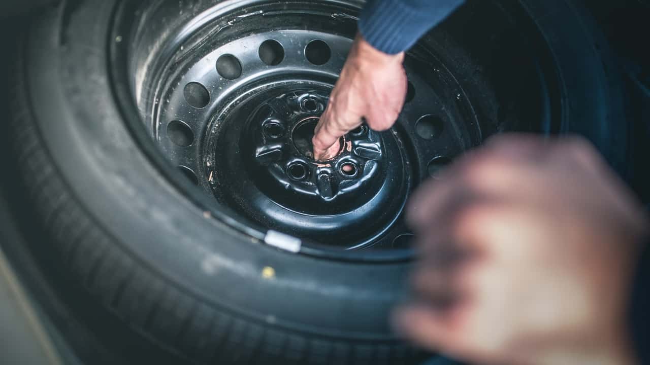 Kāpēc jaunajiem auto vairs nav rezerves riepu? Iemesli, alternatīvas un ko autovadītājiem jāzina
