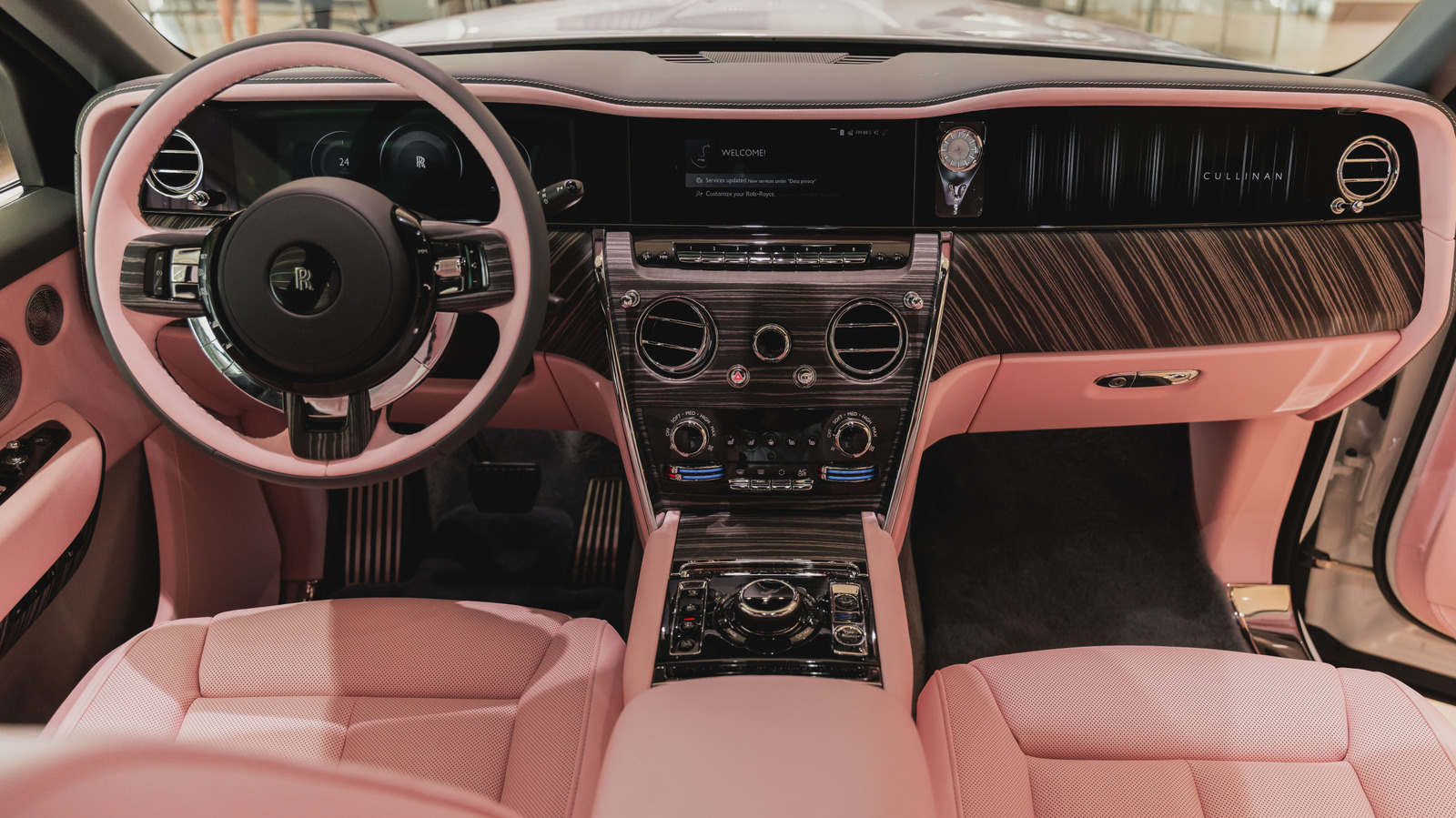 Rolls-Royce Cullinan Maiami Gaumē: ‘Braman Pink’ Kļūst par Pielāgotā Luksusa Simbolu