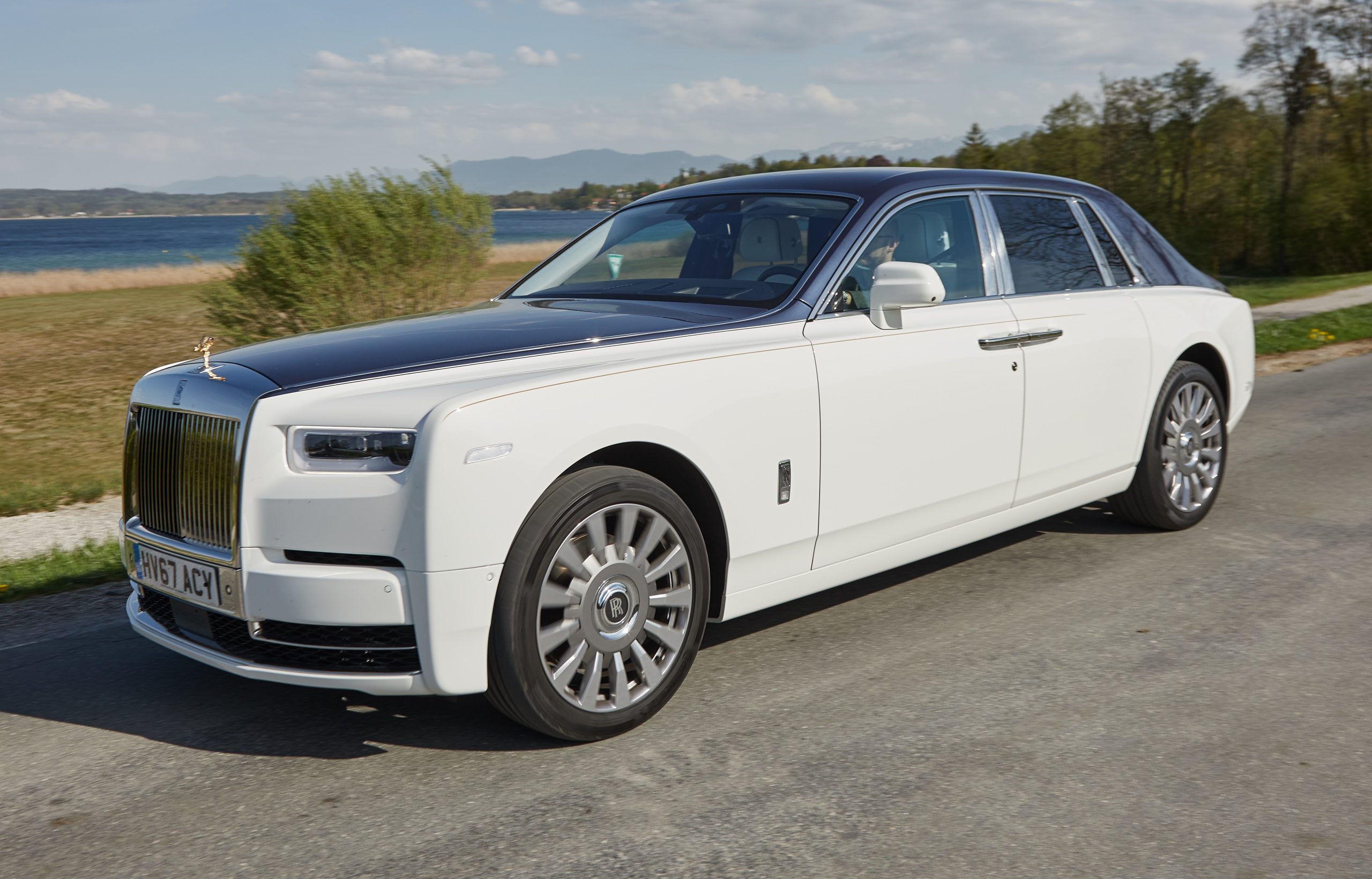 Rolls-Royce Phantom VIII – Klusuma un Perfekcijas Virsotne