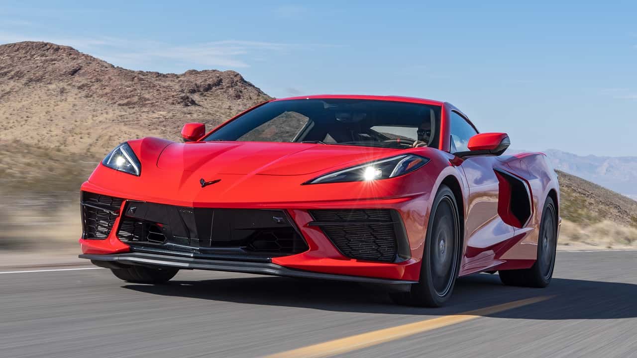 Sarkans auto = dārgāka apdrošināšana? Atmaskojam izplatītu mītu!