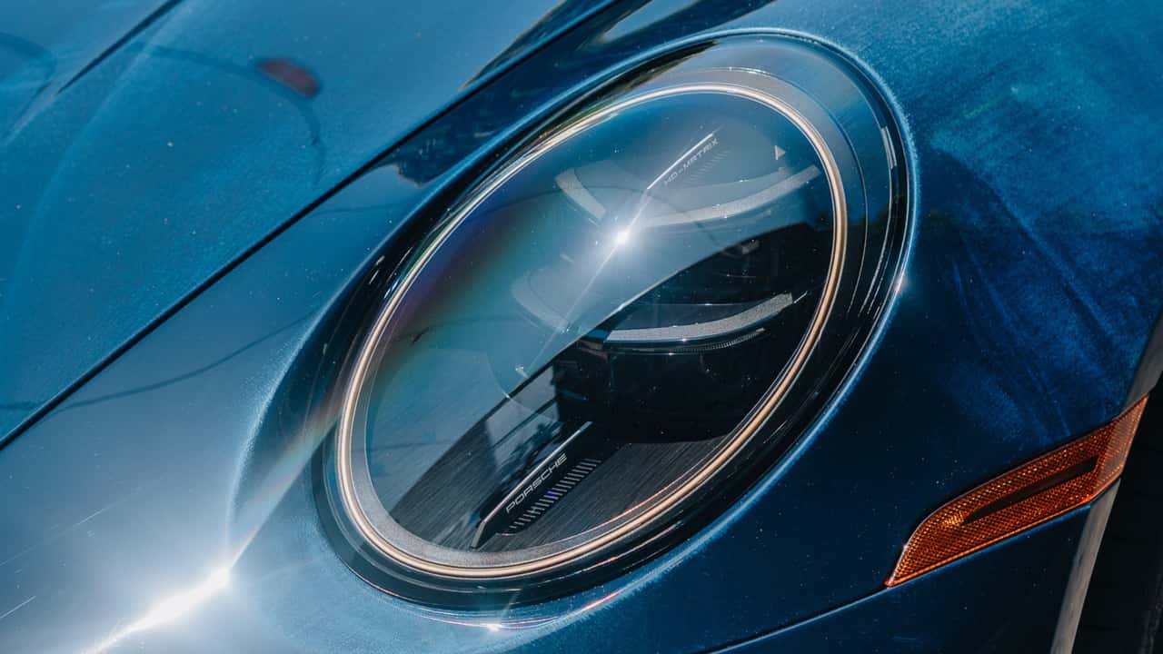 Saules Ietekme uz Auto Krāsu: Kāpēc Tā Izbalē un Kā Pasargāt Savu Transportlīdzekli